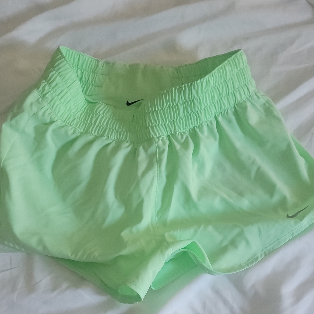 Nike Green Athletic Shorts Lightweight Relaxed Fit
